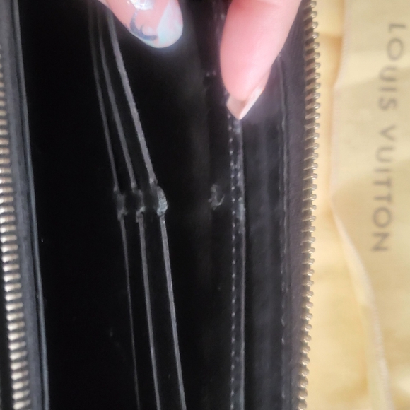 AUTHENTIC Louis Vuittin Suhali Zippy Wallet - Picture 9 of 10